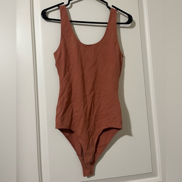 Wilfred Tops - Aritzia Wilfred Free Scoop  Neck Bodysuit